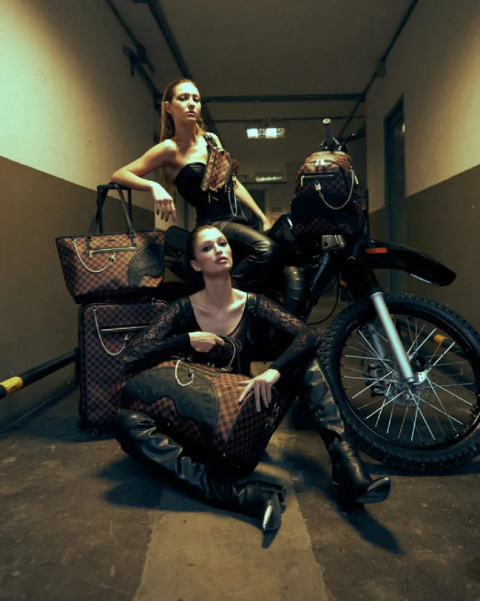 HENNY LOCK SHARKS IN PARIS JETSETTER CARRY-ON LUGGAGE